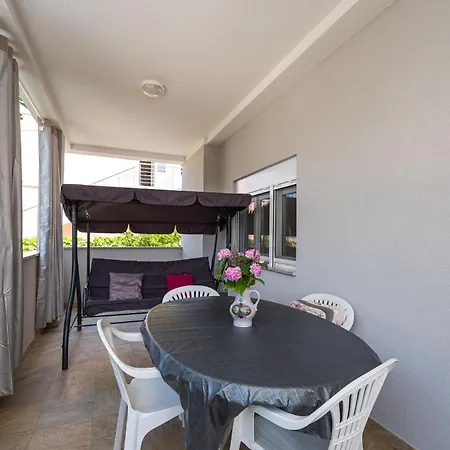 Apartament House Franica